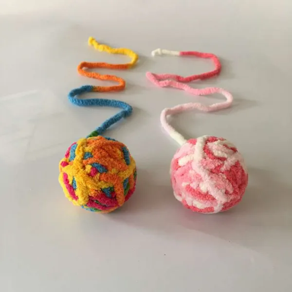 피아이케이9 트릿휠러 고양이 장난감 무지개 색상 뜨개질공 꼬리를 치다 토이 페치게임 뭉치 내포 울리다 구슬 발성을 하고 건딸기 색상 _광채 색상 （직경이 약