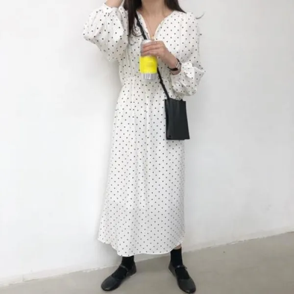 여성 봄 가을 원피스 실용적인 가격 모델은 이른 봄 모델은 작은 장난기 가득한 귀여운 웨이브 포인트 느슨한 V - 목 드레스 세련된