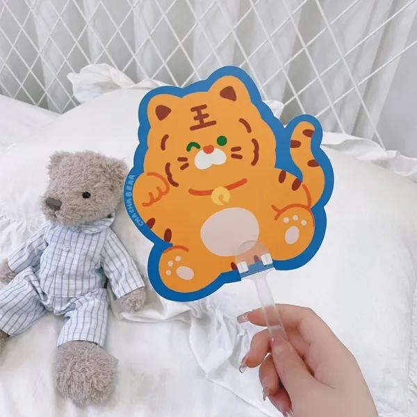 캐릭터부채 큐트 여름 고안치 손으로돌리는 숏 동이 휴대용 소형 긴 자루 플라워 프린팅 4927590790, 애니메이션 핸들스틱 -모집함 소박하다