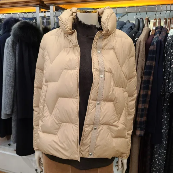 BCBG 비씨비지 개성있는!! 겨울 특별한 누비 카라 경량 구스다운 패딩 점퍼