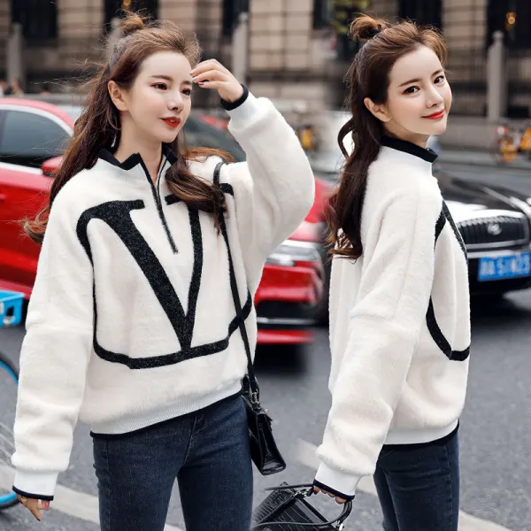 데일리룩 패션 시티여성 캐주얼룩 트임 브이 퍼 맨투맨