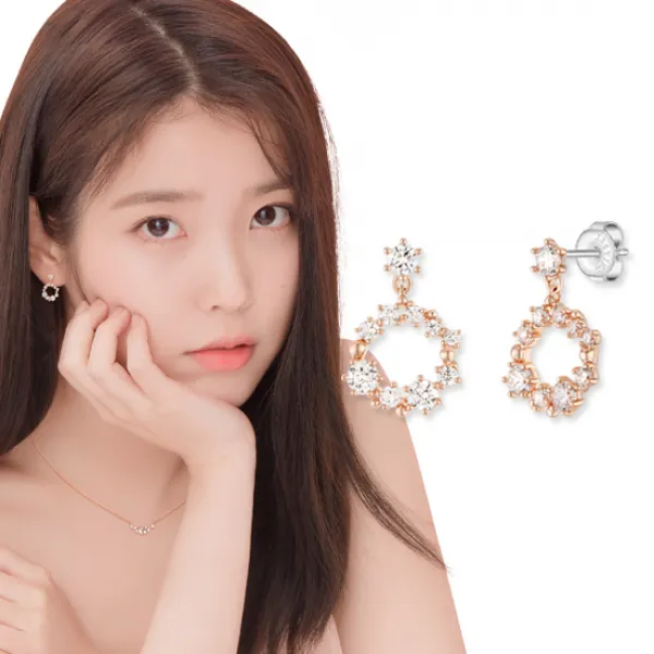 제이에스티나 아이유 착장 제이블랑 드롭 귀걸이 (JJPJEQ9AF506SR000)