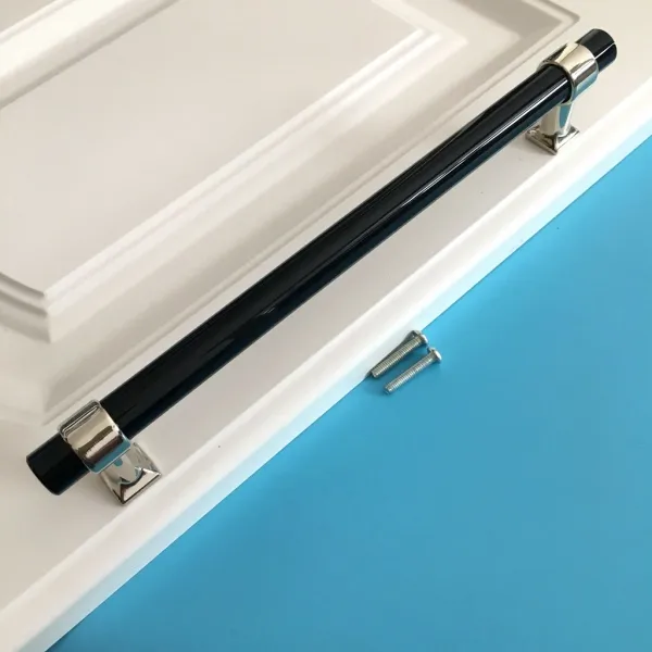 QDY 조정 가능한 피치를 가진 까만 아크릴 부엌 문 내각 손잡이 잡아 당기기 손잡이, 크롬 -222mm