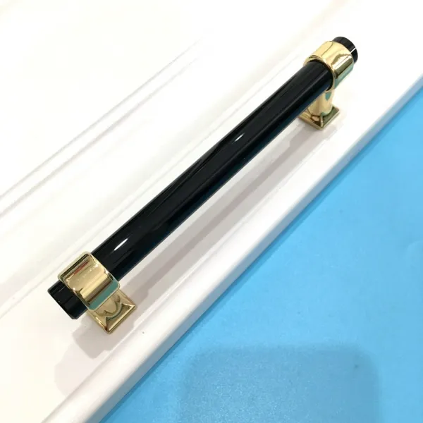 QDY 조정 가능한 피치를 가진 까만 아크릴 부엌 문 내각 손잡이 잡아 당기기 손잡이, 금 - 152mm