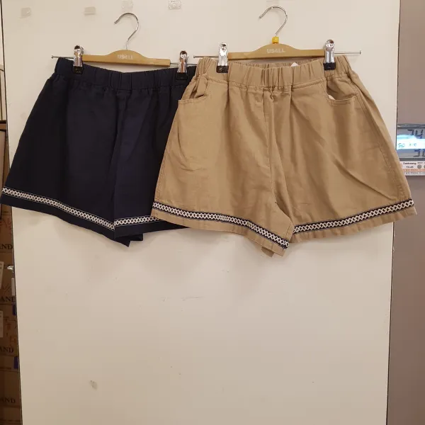 유솔 논현점 19년신상 시원한 린넨소재와 여성스러운 테입장식의 반바지 활동성이 좋아 편안하고 단정한 밑단 TAPE장식 린넨 바지