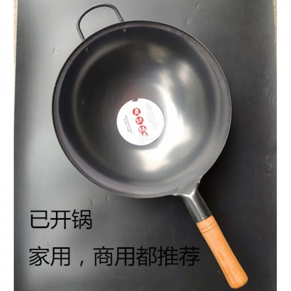 요리 사 는 전문 적 인 센 불 아궁이 에 프라이팬 을 두 귀 에 볶 고 옛날 방식 으로 두 꺼 운 냄비 와 철 강 냄비 를 넣 어서 38 센티미터 에 두 꺼 운 가마 솥 (냄비 가 열 리 지 않 음) 을 넣 어서 상업 적 으로 사용 하지 않 습 니 다.