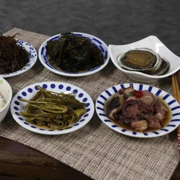(전남오픈마켓)완도항아리속바다 황칠장아찌 530g 4종, C 활칠나무 새순 장아찌 580g