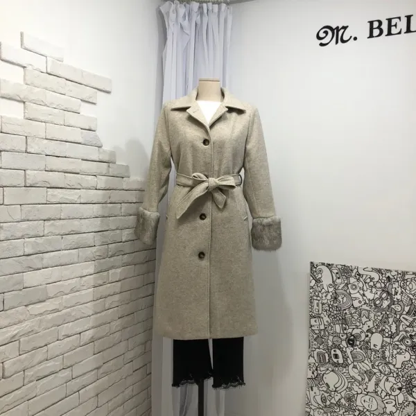 엠벨라 울산점 21년 겨울<봄 가을 꽃샘추위>60%세일 최신상**카라넥 허리밸트 모카 롱코트!!소매 털로 배색되어**정장코디 단정하면서 청순하네요