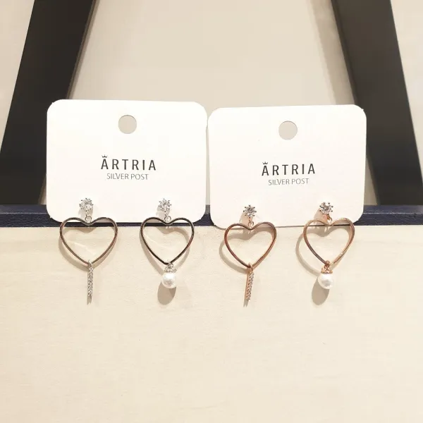 아트리아 봄신상! 개강룩 코디 깜찍 하트 언발달랑 은침귀걸이 귀걸이