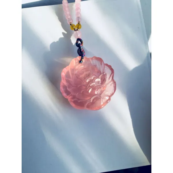 덧없는 세상 원 천연 모잠비크 장미수정 조각 모란꽃 꽃이 부귀하게 피다 스웨터 체인 여자 친구에게선물