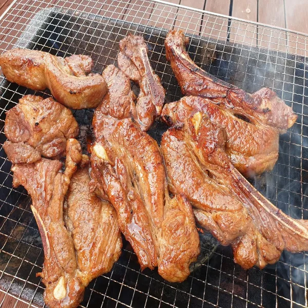 육식가 수제양념 국내산양념돼지갈비 1kg [3만원이상구매시한우떡갈비증정] 세로로 썰은 갈비 밥반찬 술안주 숯불갈비, 1팩