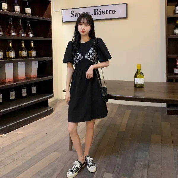 독블레스유 Dogblessyou 여름블랙원피스 빅사이즈 디자인 감각 보이핏 볼륨 자수 패치워크 배가리기 슬림핏