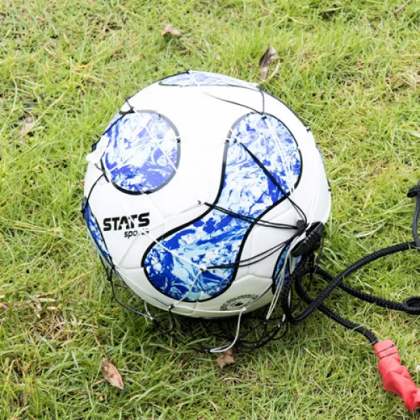 (축구 훈련은 고무적인 축구 솜씨로 성인의 축구 보조 캐디를 이끌고 허리가 굽는다[4번 축구공의 중(0), 상세설명참조