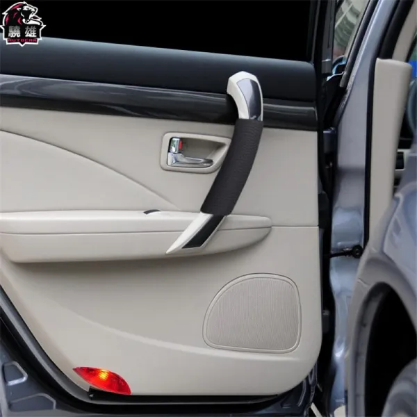 샤 오 슝 은 B70 문 에서 장갑 을 B70 차 안에 장갑 을 끼 고 장갑 을 끼 고 장갑 을 끼 웠 다. 그 안에 장식 을 바 꾸 고 자동차 용품 인 B70 검은색 장갑 을 끼 웠 다.