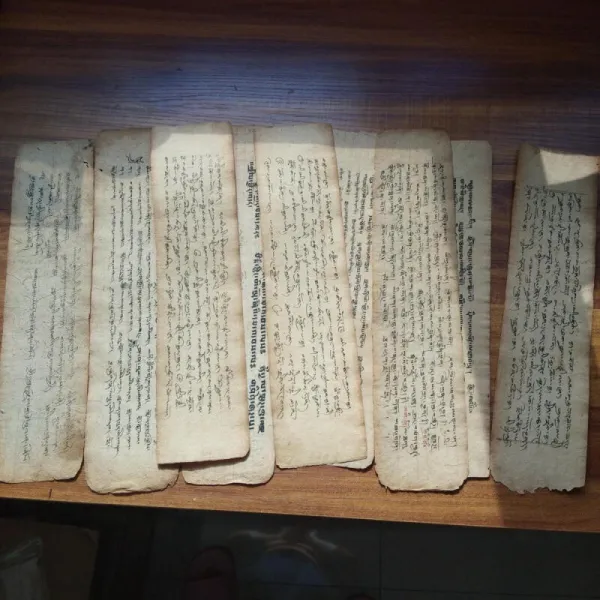 [중고 9 신선] 티베트어 불경 고서 산 지 는 모두 9 잎 이 손 에 들 어 있 는 지폐 로 양면 에 마 지 를 베끼다.