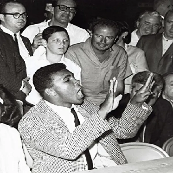 Muhammad Ali at a press conference Photo Print (24 x 30) 기자 회견에서 무하마드 알리 사진 인쇄 (24 x 30), 1