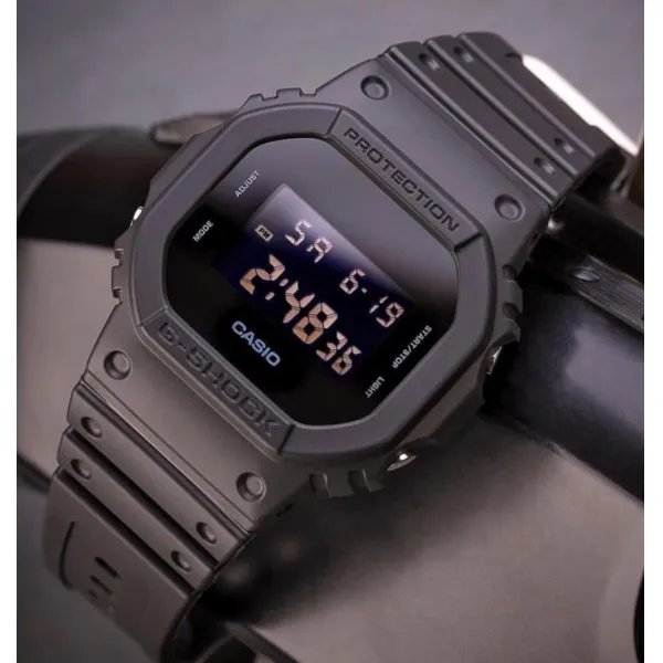 신품 카시오 G-SHOCK G쇼크 솔리드 칼라즈 DW-5600BB-1JF 인기 모델 선물 손목시계 선물 인기 랩핑 무료 사랑의 증거 감사의 기분 g-shock