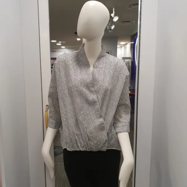올리비아로렌 NC중앙로 앞여밈 면 블라우스
