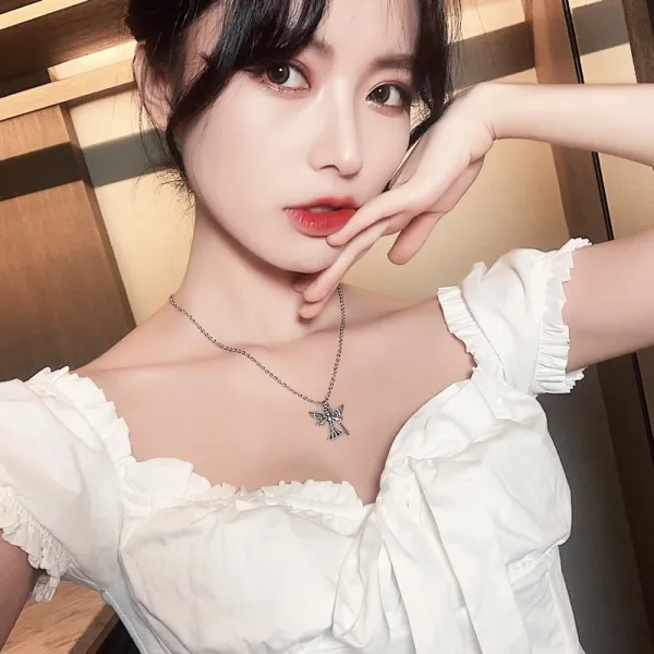 위파인더 천사 날개 바람과일 하라주쿠 거리의 십자가 목걸이 커플 힙합 밴드 개성 있는 소수파의 복고 액세서리 초크다.