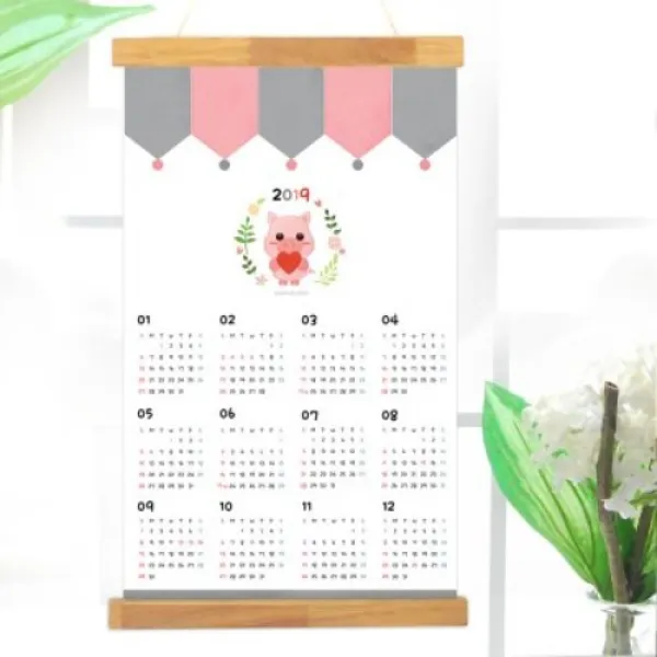 [텐바이텐] 러블리 꿀꿀이 2019 패브릭 달력포스터+행잉액자 set, 편백나무 2SET(4개)