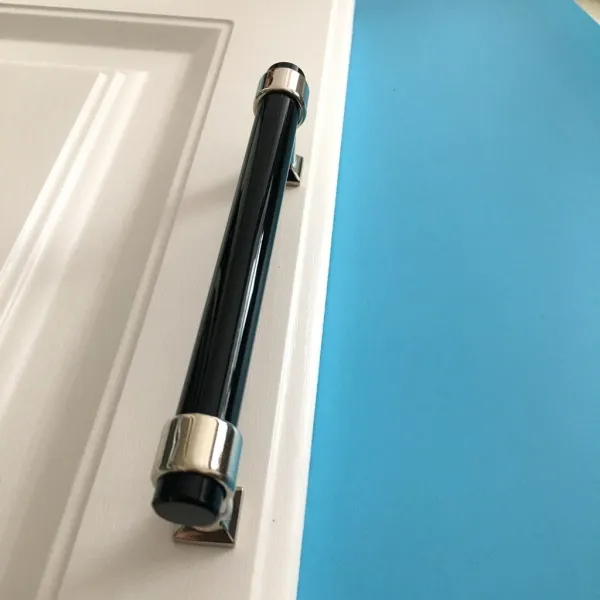 QDY 조정 가능한 피치를 가진 까만 아크릴 부엌 문 내각 손잡이 잡아 당기기 손잡이, 크롬 -152mm