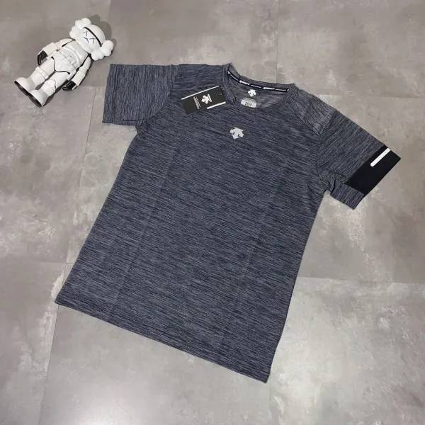 데상트 디산트 DESCENTE 2020 봄 남자 뒷자락 디자인 로고 아웃도어 트레이닝 반팔 티 V043, grey