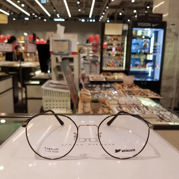 아프리카 블루라이트차단 청광렌즈 시력보호 안경 블랙골드 다각형 티탄테 T 1125 C2