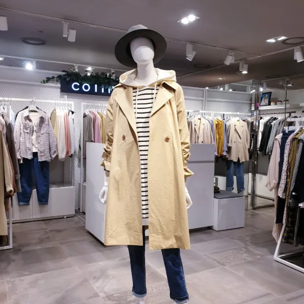 강추!! 루즈핏 뒤밴딩 트렌치코트 루즈핏라인에 와이드카라 트렌치코트로 총장98cm정도이며 허리뒤쪽 밴딩포인트로
