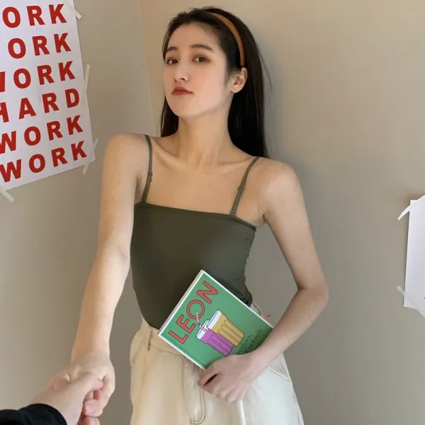 브라 패드 배꼽 드러나다 가슴 바르다 조그만 벨트 조끼 속옷 겉옷 입다 흰색 베이스 저고리