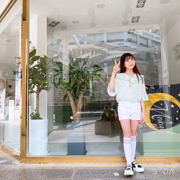 더데이걸 산본점 *20년여름신상* (시즌오프50%세일 )스커트나 바지 모든 코디에 잘 어울리며!! 쉬폰 소재로 하늘 하늘하고 여리여리~ 잔잔한 꽃무늬 패턴으로 러블리한 블라우스