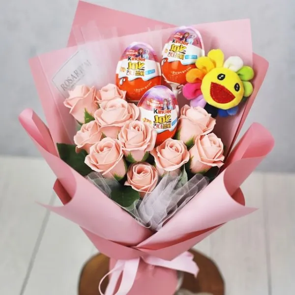 로사리움(rosarium) 사탕부케 귀요미 퐁퐁 킨더조이 꽃다발 - 재롱잔치 유치원 어린이집 졸업식, 해바라기 인형 킨더조이 꽃다발 (핑크-사이즈업)