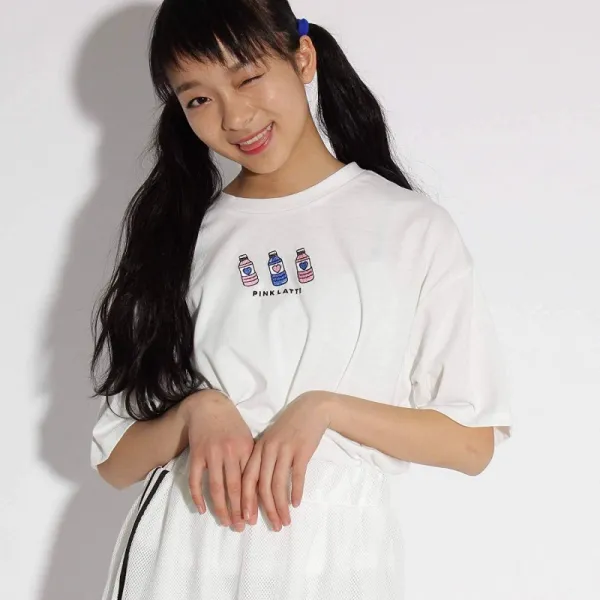 (핑크 라떼) PINK-latte 니콜라 게재 포인트 자수 BIG T 셔츠 31916041 15 (15 (XS150cm)) 미색 (003