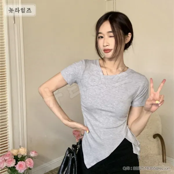 여자 티셔츠 언밸런스 반팔 티셔츠로 슬림한 상의를 연출하다. 뉴타임즈 C17 L926K542