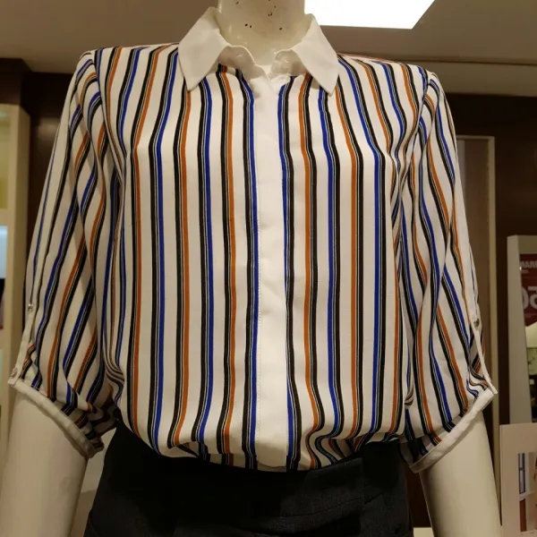 샤트렌 여성 7부 소매 셔츠형 블라우스 신상 초특가 대박 70% 구김가지 않는 실용적인 소재 스트라이프 패턴 등판에 저지원단 배색 단품으로도 착장이 세련되어 보임