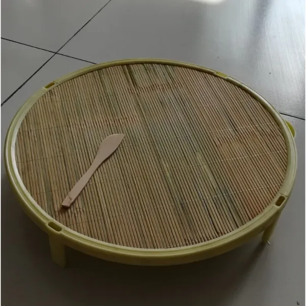 만 두 를 놓 은 대나무 깔개 와 참빗 은 다 리 를 가 진 지지대 를 겹 쳐 쌓 을 수 있 고 높 은 집 을 놓 을 때 수공 으로 천연 청록색 대나무 로 만 든 동 그 란 발 로 만 든 혼돈자 만두 쟁반 뚜껑 은 동 그 란 42.cm 로 한 층 쌓 을 수 있다.