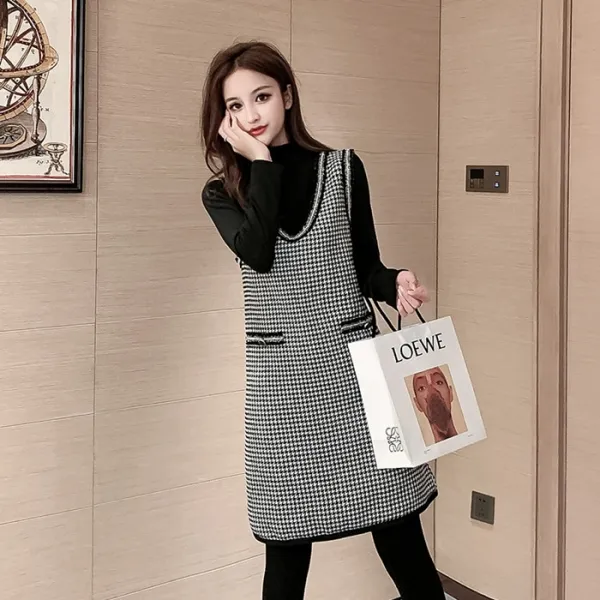낟알 지그재그 민소매 원피스 여 추동신상 브이넥 블랙 컬러로 날씬해 보이는 A라인 미디스커트사람을 고르다