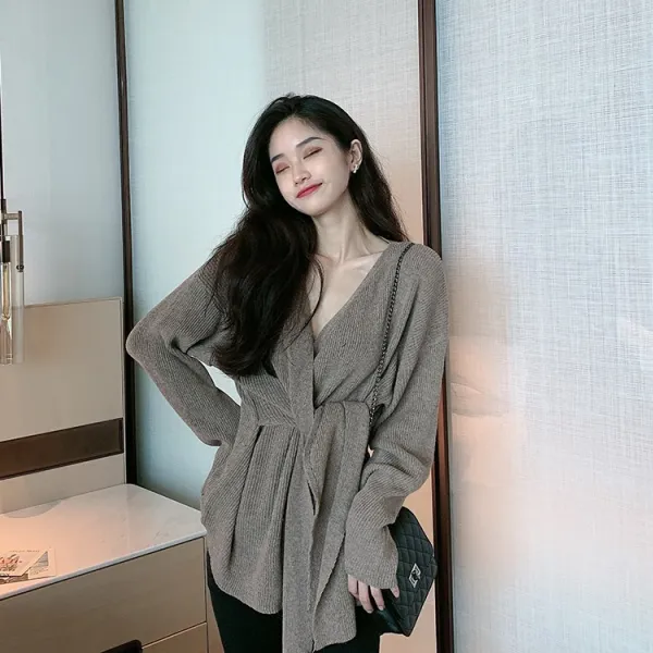 복고풍스런 디자인에 개성적인 허리 스트랩이 있는 게으른 브이넥 니트