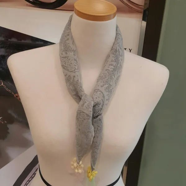 알다 밝고 화사 시원시원한 그레이 간단 간편 간절기 필수 아이템! 삼각 스카프~