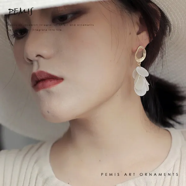 Dfmei 코트 스커트 프리미엄 액세서리 프랑스어 스타일 레트로 매트 금속 로맨틱 우아 다층 라운드 화이트 쉘 중순 짧은 귀걸이 드롭 스터드 실버 핀 여성