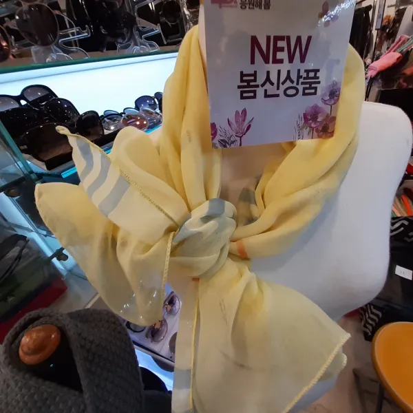 알다 2020년 간단 간편~봄의 향기가 물씬~꽃놀이~나들이~기분전환이 필요 한 날~감촉 좋구 ~화사하게~봄의 변신~간절기에~유채꽃 닮은 심플 봄의 향기 스카프~강추~추천~사진 이쁘게 나와요~