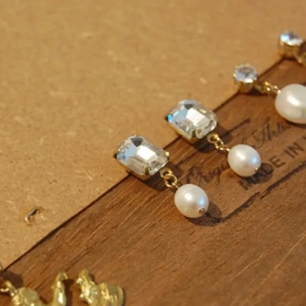  텐바이텐 하우즈쉬나우 Crystal Stone Pearl Earrings 천연 담수진주 