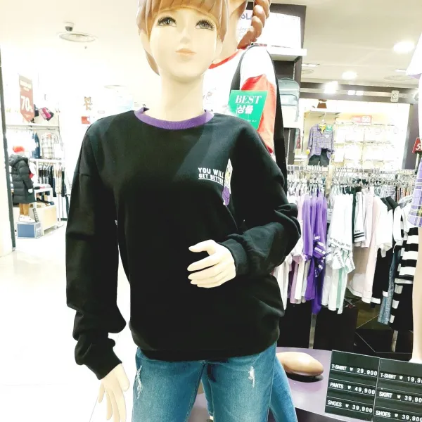 더데이걸 넥라인배색맨투맨티셔츠 !! 고학년언니들이좋하하는블랙색상에 넥라인배색포인트로 심플하게.. 뒤판은 레터링처리로 스타일리쉬하게, 블랙