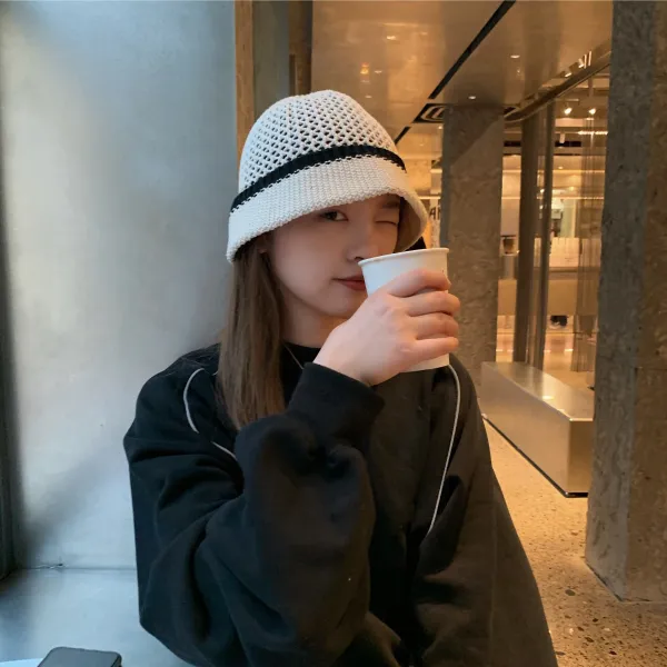 KORELAN 정 걷다 / 차가운 바람 부딪치다 색깔 돋보이다 얼굴 조그맣다 펀칭 니트 모자 여 복고 백 가지 어부 모자 붐패션 자물쇠 사이드 백 매치 처마 어부 모자 여복고