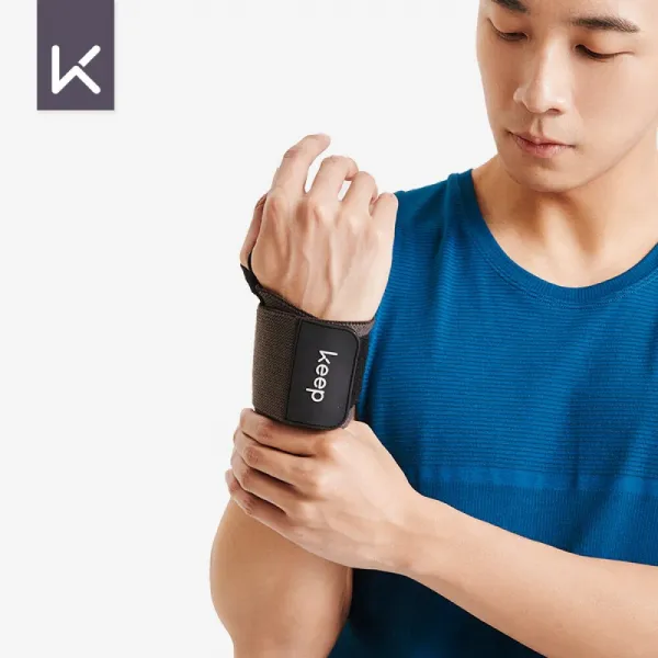 Keep 휘 감 기 는 가압 완 갑 헬 스 남녀 전문 보호 구 는 삐 는 것 을 방지 하고 통풍 이 잘 되 는 한 쌍 의 검은색 옷 을 입는다.