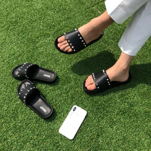아르페 커플 시밀러룩 남녀 스터드 가죽슬리퍼