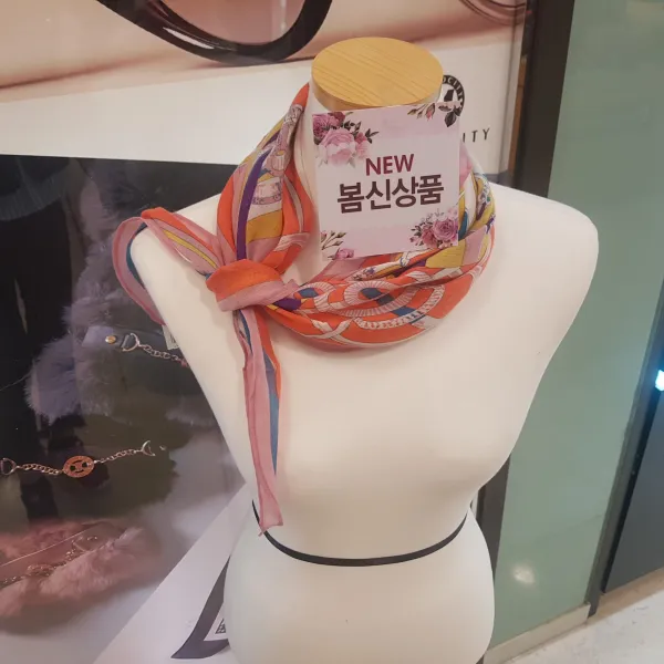 알다 아주 가벼운 간편하게 마름모 화사한 봄 스카프